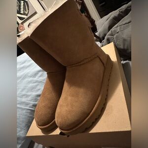 Size 8 Bailey bow Uggs